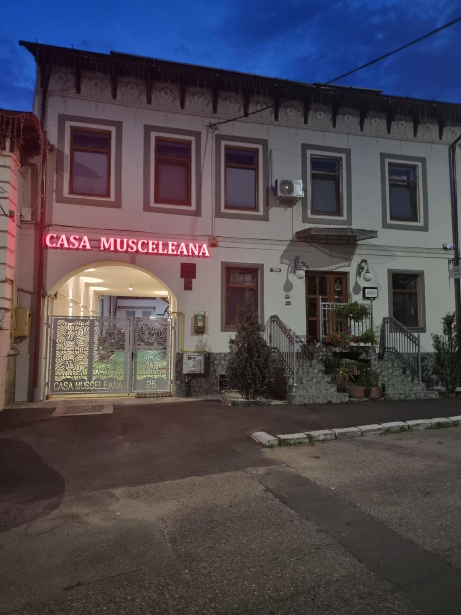 Hotel Casa Musceleana Cîmpulung Exterior foto